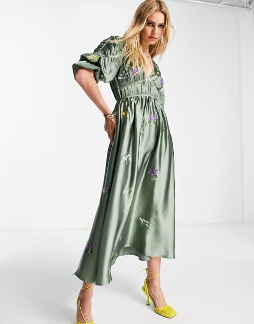 ASOS DESIGN - Satijnen midi-jurk met diepuitgesneden halslijn en geborduurde details in groen