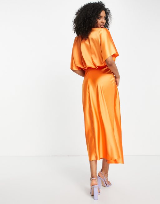 ASOS DESIGN Satijnen midi jurk met oranje en vleermuismouwen in oranje