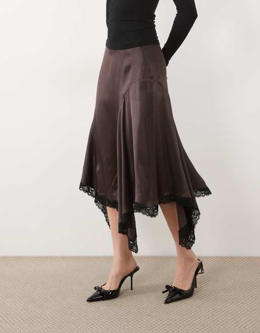 ASOS DESIGN satijnen midirok met asymmetrische kanten zoom in donkerbruin, 2 van 5