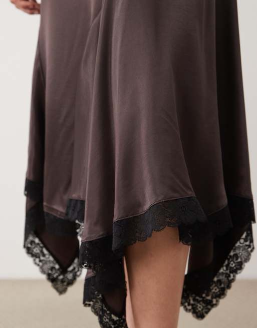 ASOS DESIGN satijnen midirok met asymmetrische kanten zoom in donkerbruin, 3 van 5