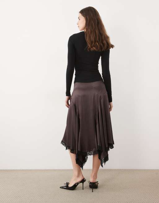 ASOS DESIGN satijnen midirok met asymmetrische kanten zoom in donkerbruin, 5 van 5