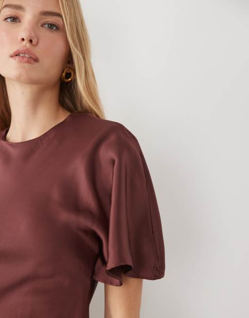 ASOS DESIGN satijnen mini jurk met cape en detail op de rug in bordeauxrood, 3 van 4