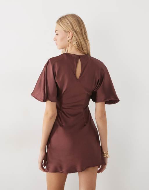 ASOS DESIGN satijnen mini jurk met cape en detail op de rug in bordeauxrood, 4 van 4