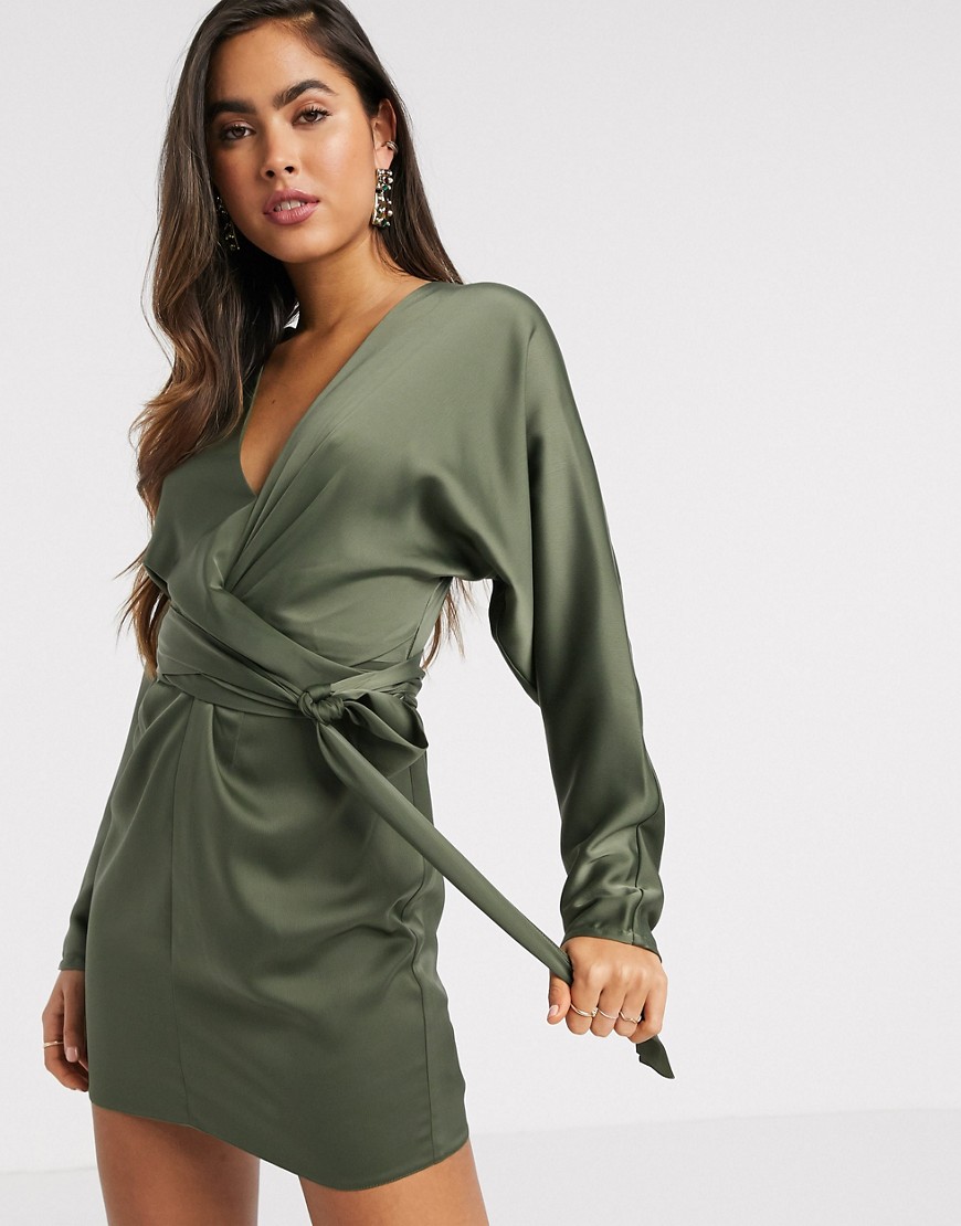 ASOS DESIGN - Satijnen mini-jurk met overslag en vleermuismouwen in kaki-Groen
