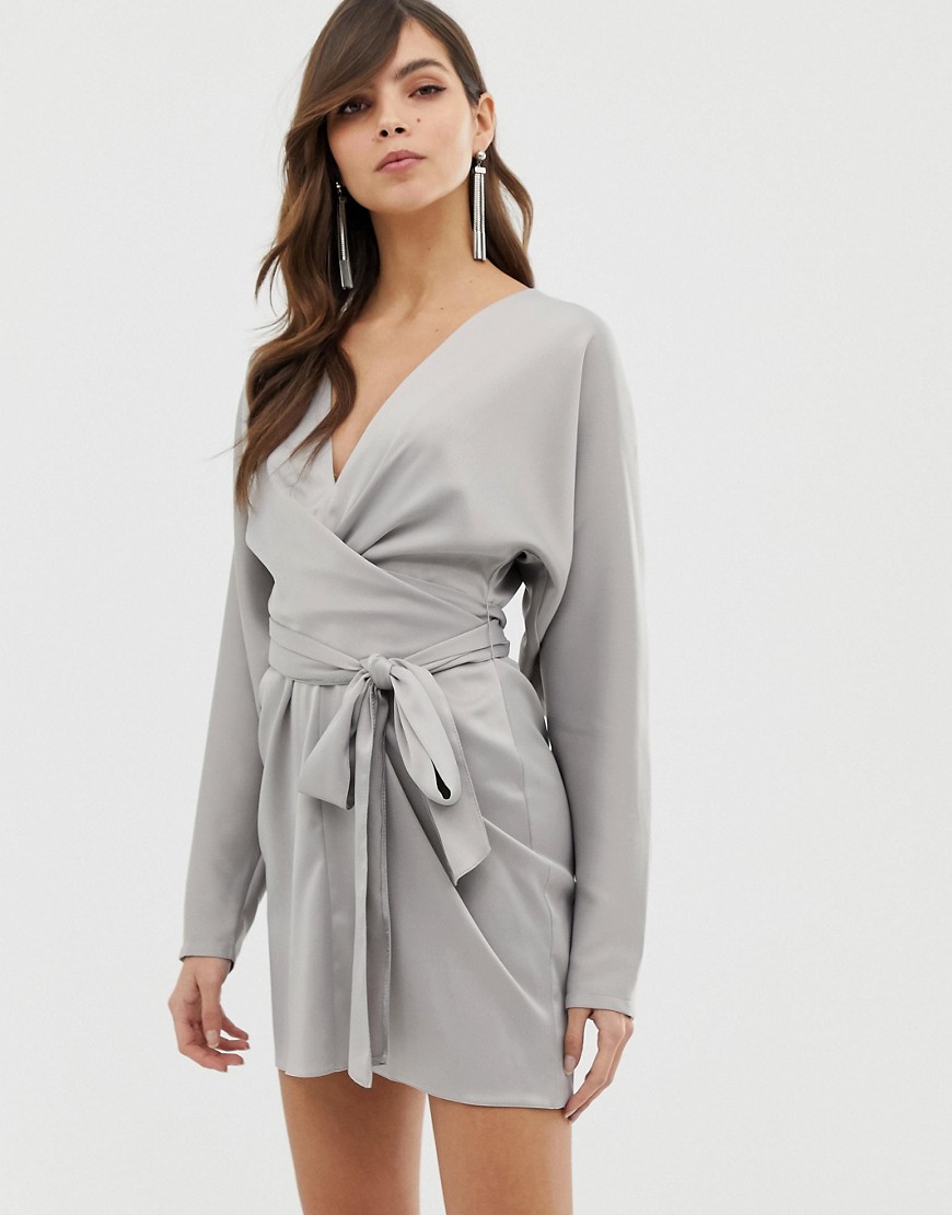 ASOS DESIGN - Satijnen mini-jurk met vleermuismouwen en strikceintuur-Grijs