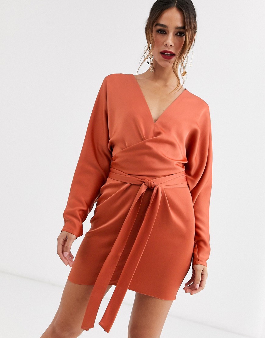 ASOS DESIGN - Satijnen mini-jurk met vleermuismouwen en strikceintuur-Bruin