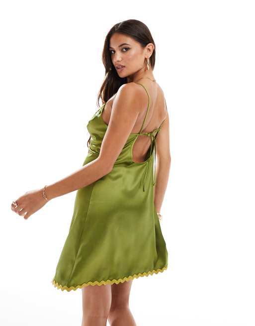 ASOS DESIGN - Satijnen mini slipdress met contrasterende zigzag-bies in olijfgroen, 4 van 4