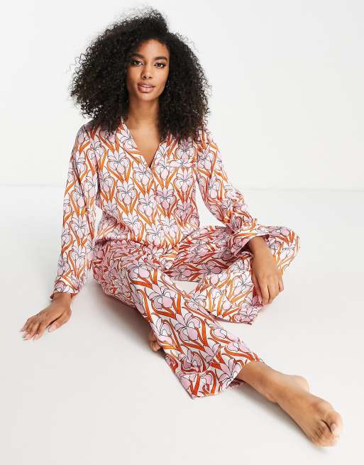 ASOS DESIGN - Satijnen pyjamaset met overhemd, broek en tasje met geometrische print in roze en oranje