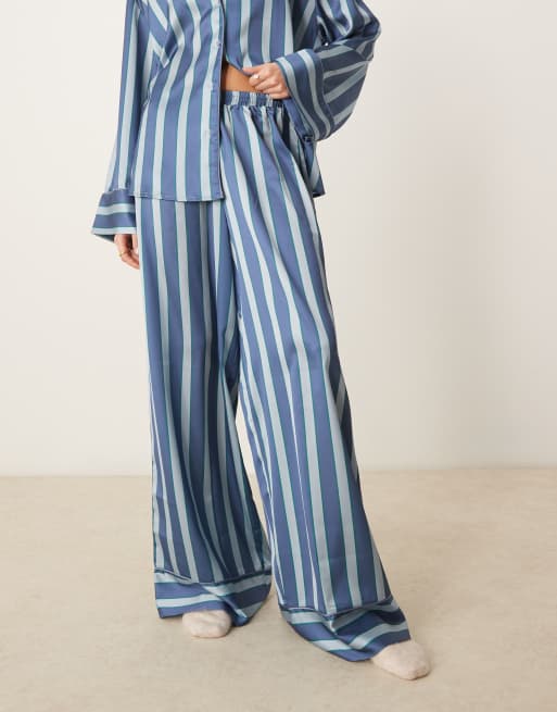 ASOS DESIGN - Satijnen pyjamaset van gestreept overhemd en broek in blauw, 2 van 4
