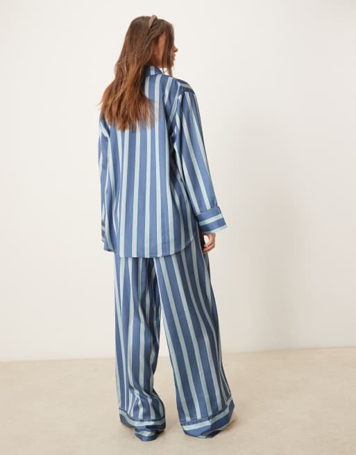 ASOS DESIGN - Satijnen pyjamaset van gestreept overhemd en broek in blauw, 3 van 4