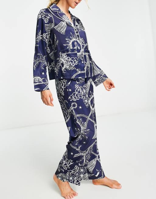 ASOS DESIGN - Satijnen pyjamaset van overhemd en broek met hemelse barokprint in marineblauw en crème