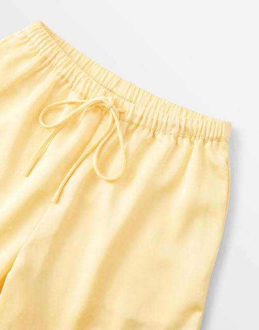 ASOS DESIGN - Satijnen short met kanten rand en trekkoord in de taille in botergeel, 8 van 9