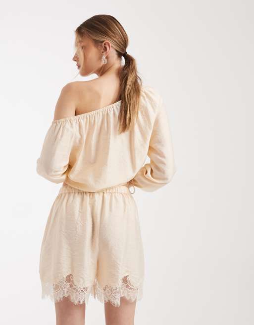 ASOS DESIGN - Satijnen short met kanten rand in champagnekleur, deel van co-ord set, 4 van 5