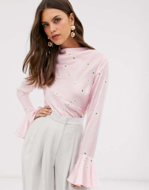 ASOS DESIGN Satijnen top met lange trompetmouwen en madeliefjesprint