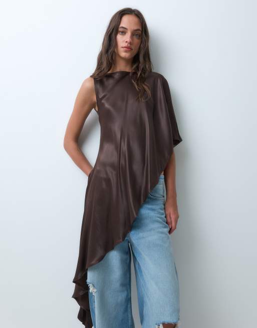 ASOS DESIGN Satin asymmetrisches Oversize-Cape-Top in Schokobraun, 4 von 5