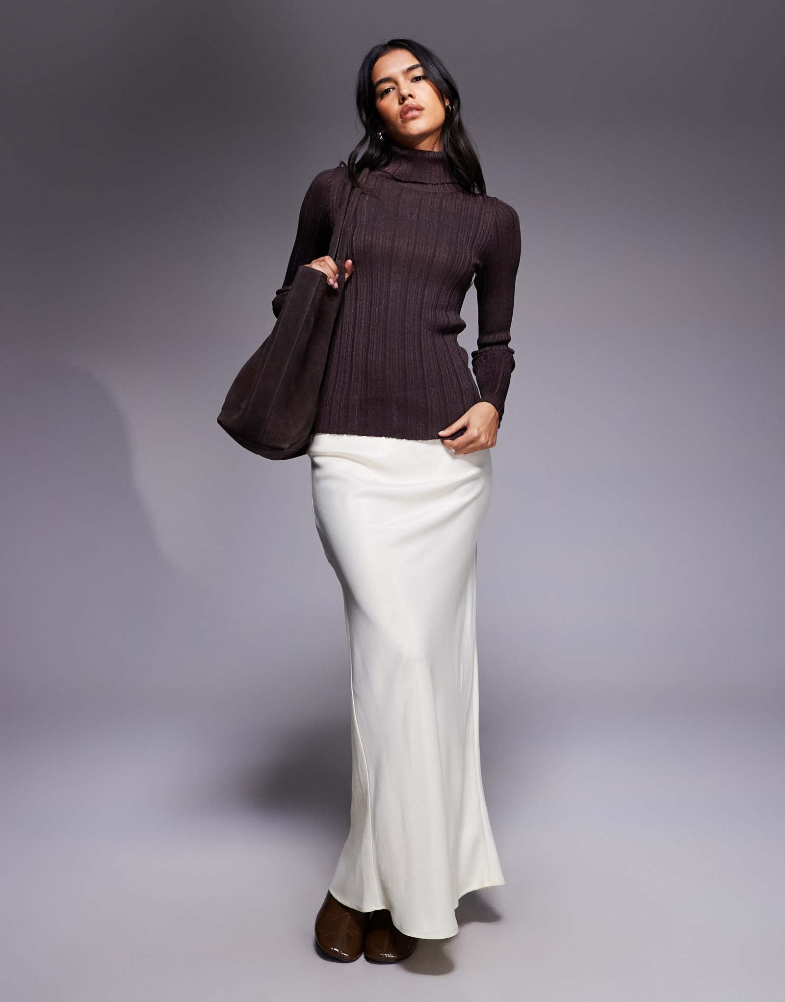 Атласная юбка макси с косым вырезом от ASOS DESIGN зимнего белого цвета