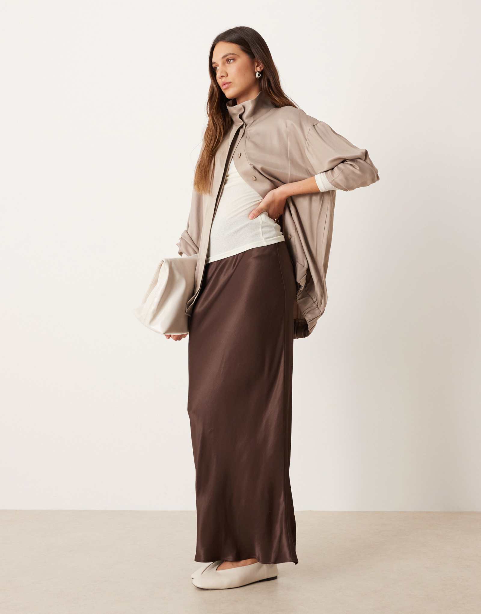 Атласная юбка макси с уклоном от ASOS DESIGN шоколадного цвета