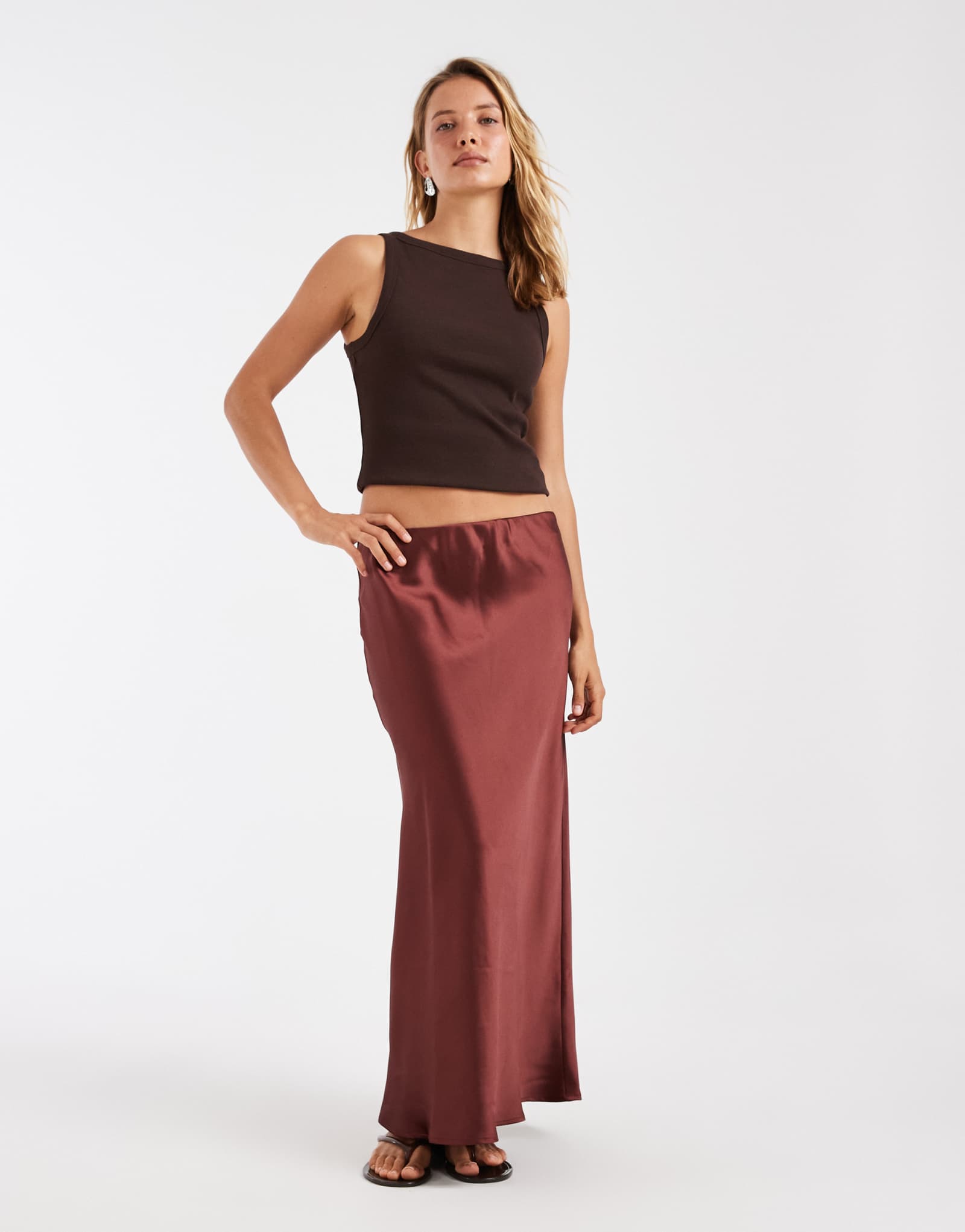 Атласная юбка макси с уклоном от ASOS DESIGN шоколадного цвета
