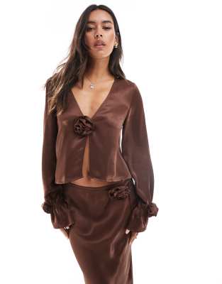 ASOS DESIGN - Satin-Bluse in Schokobraun mit Ansteckblumen und gebundener Vorderseite-Brown