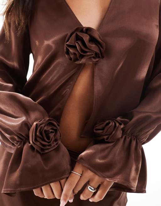 ASOS DESIGN – Satin-Bluse in Schokobraun mit Ansteckblumen und gebundener Vorderseite, 2 von 4