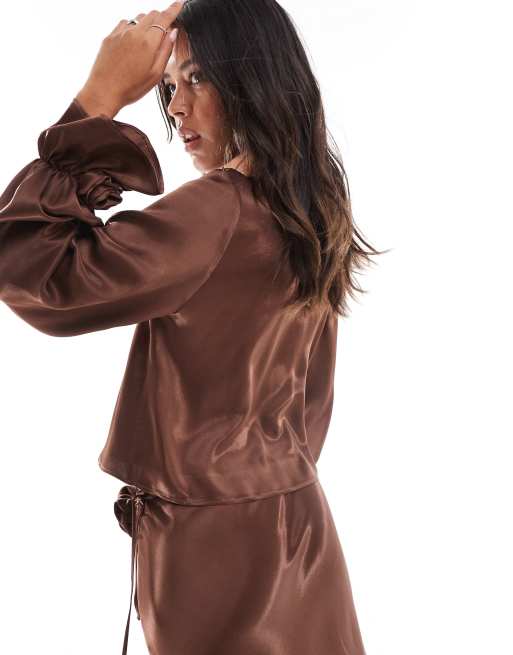 ASOS DESIGN – Satin-Bluse in Schokobraun mit Ansteckblumen und gebundener Vorderseite, 4 von 4