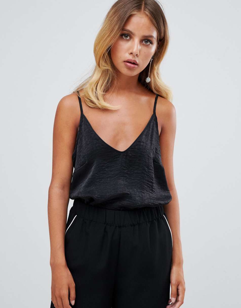 Модные топы. Топ полоска с лямками. Топ на бретельках длинный. Майка на лямках женская. Одежда на бретельках.