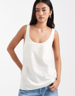 ASOS DESIGN - Satin-Camisole in Elfenbein mit U-Ausschnitt-Weiß