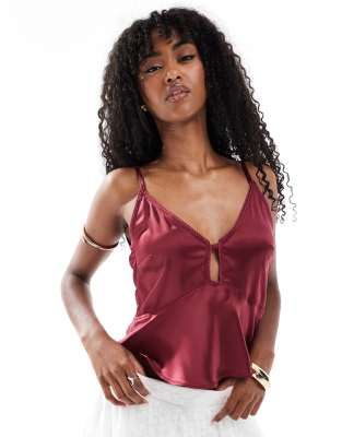 ASOS DESIGN - Satin-Camisole in Kirschrot mit Schlüsselloch-Detail