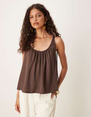 ASOS DESIGN - Satin-Camisole in Schokobraun mit gebundenen Trägern