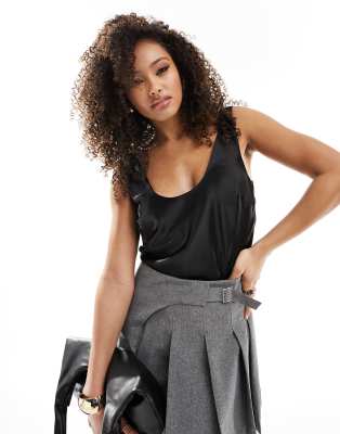 ASOS DESIGN - Satin-Camisole in Schwarz mit tiefem U-Ausschnitt