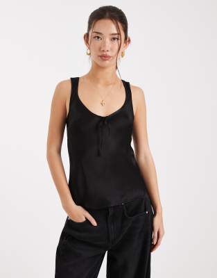 ASOS DESIGN - Satin-Camisole in Schwarz mit U-Ausschnitt