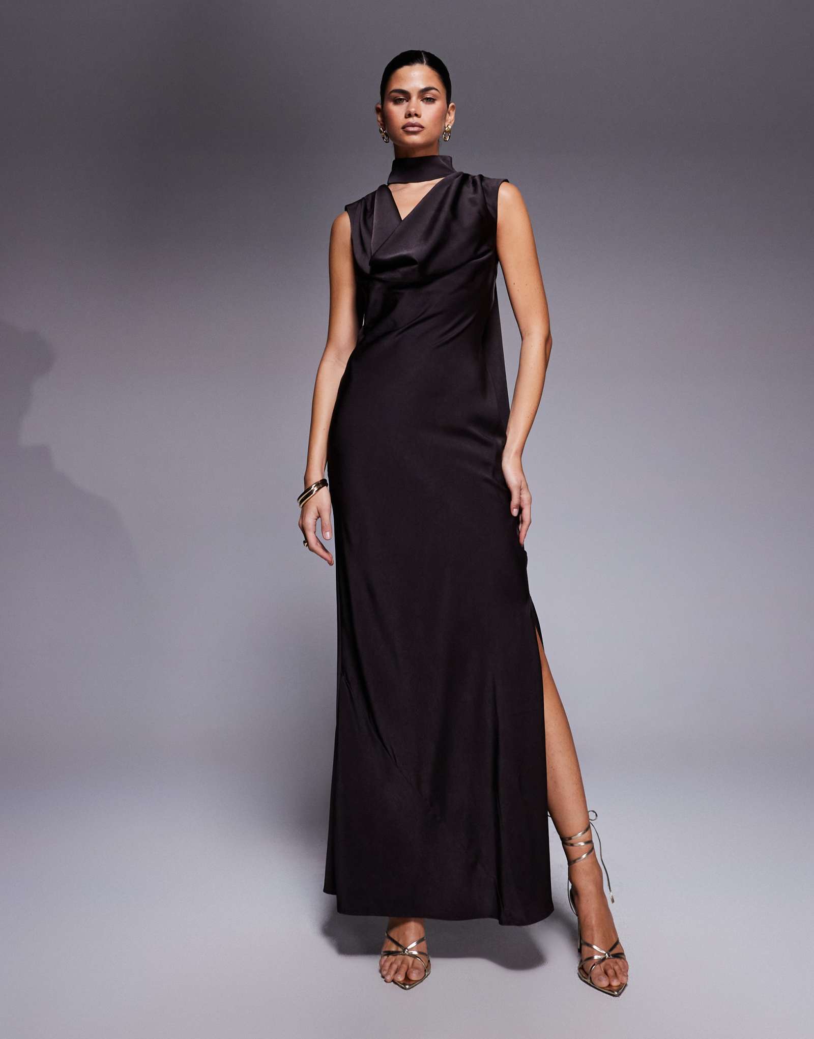 ДИЗАЙНЕРСКОЕ атласное платье миди с глубоким вырезом и завязками на шее и закручивающейся спинкой цвета темного шоколада от ASOS DESIGN