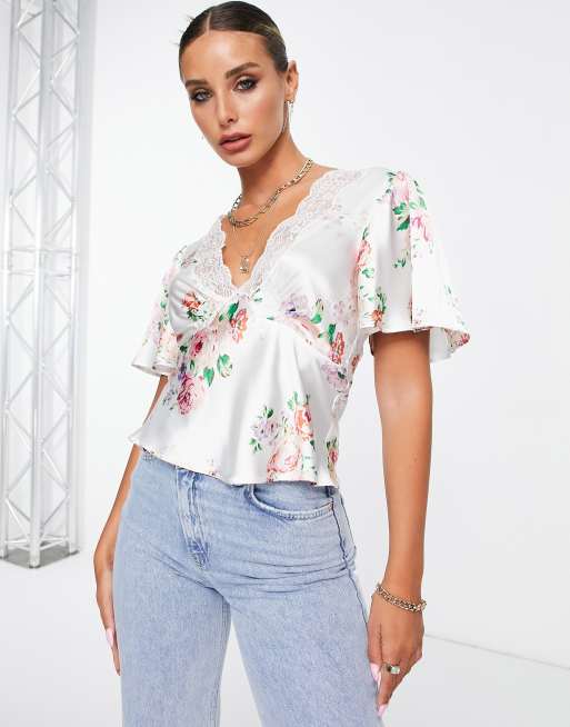 ASOS DESIGN – Satin-Freizeitbluse mit Spitzenborte am Ausschnitt und Rosenmuster
