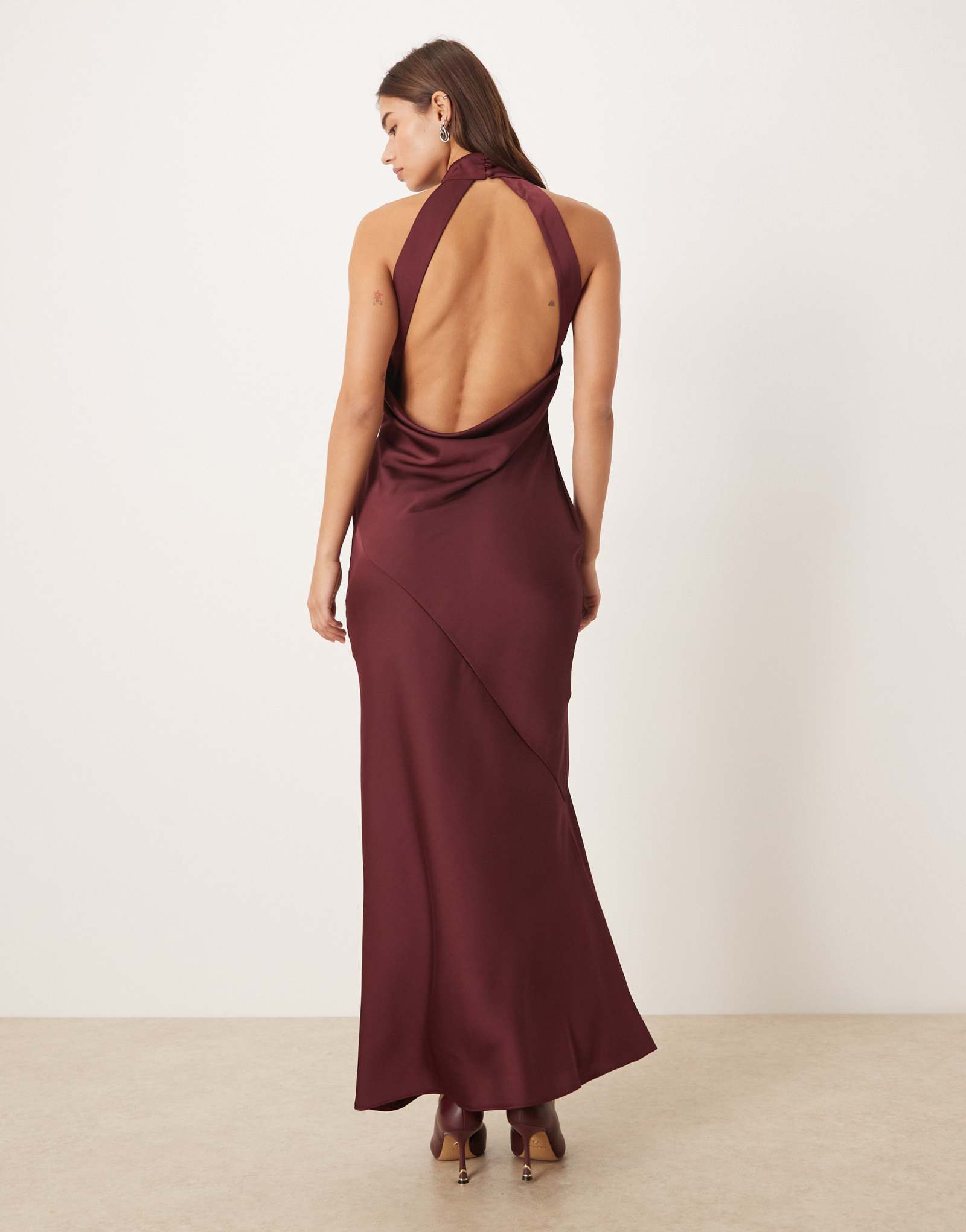 ДИЗАЙНЕРСКОЕ атласное платье макси на бретелях ASOS DESIGN с капюшоном на спине в ягодном цвете