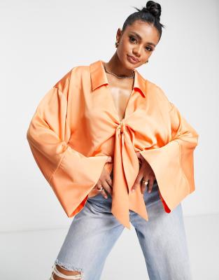 ASOS DESIGN - Satin-Hemdbluse in Korallengold mit Kimonoärmeln und Bindeband vorne-Orange