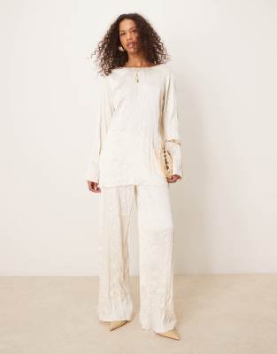 ASOS DESIGN - Satin-Hose in Wollweiß mit Knitterstruktur und weitem Bein, Kombiteil-Neutral