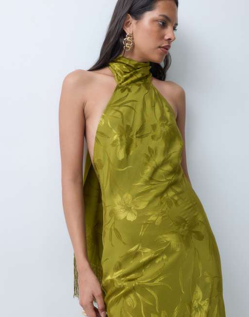 ASOS DESIGN satin jacquard haltermaxiklänning med halsduk med fransar i olivgrönt, 3 av 4