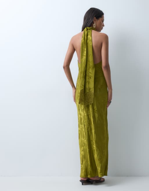 ASOS DESIGN satin jacquard haltermaxiklänning med halsduk med fransar i olivgrönt, 4 av 4