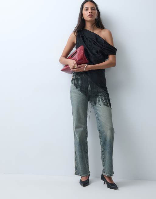 ASOS DESIGN Satin-Jacquard-Top mit schulterfreiem Ausschnitt, Fransen und asymmetrischem Schnitt, 3 von 4