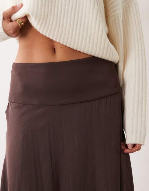 ASOS DESIGN satin kjol i midi-längd med hanky-fåll i chokladbrunt, 3 av 5