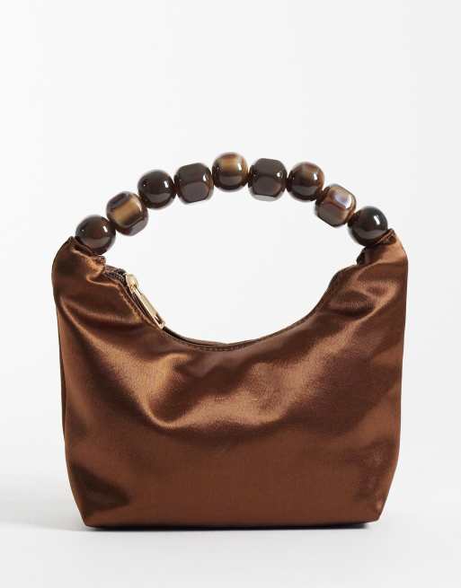 ASOS DESIGN satin kuvertväska med handtag med resin-kula i choklad, 1 av 4