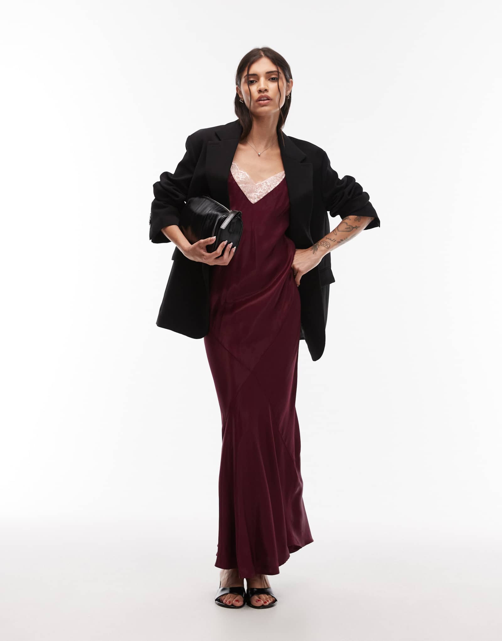 ДИЗАЙНЕРСКОЕ платье макси с глубоким вырезом и атласной кружевной отделкой ASOS сливового цвета