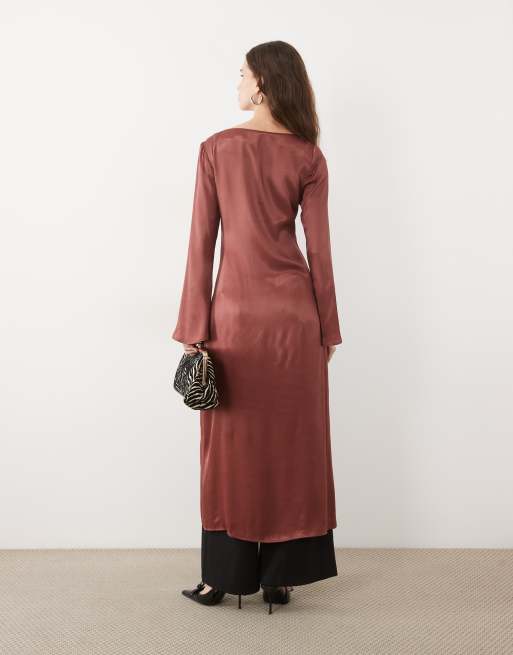 ASOS DESIGN Satin-Longsleeve-High-Low-Oberteil in Schokobraun, 4 von 4