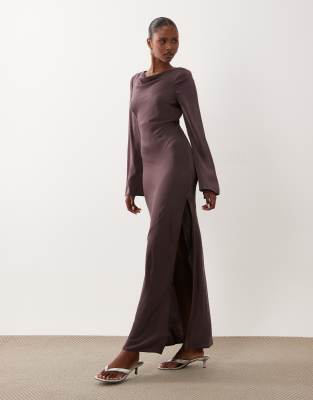 ДИЗАЙНЕРСКОЕ атласное макси-платье ASOS с гофрированными рукавами цвета мраморного изюма raisin brown