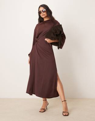 ASOS DESIGN - Satin-Maxikleid in Aubergine mit Wickeldesign-Braun