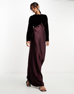 ASOS DESIGN - Satin-Maxikleid in Burgunderrot mit Fledermausärmeln, schrägem Schnitt und kontrastierendem Samtoberteil-L...