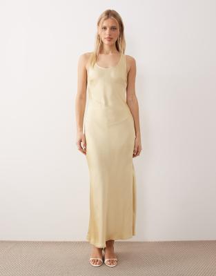 ASOS DESIGN - Satin-Maxikleid in Buttermilchgelb mit U-Ausschnitt