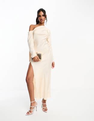 ASOS DESIGN - Satin-Maxikleid in Champagner mit abfallender Schulterpartie, Wasserfallausschnitt und Rückenriemen-Weiß