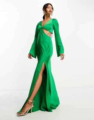 ASOS DESIGN - Satin-Maxikleid in Grün mit ausgestellten Ärmeln und Zierausschnitten