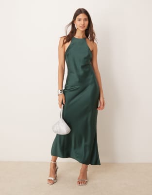 ASOS DESIGN - Satin-Maxikleid in intensivem Grün mit Ringer-Rücken und schräg geschnittenem Saum